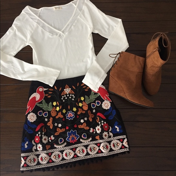 Embroidered mini skirt🌼LAST ONE - Picture 2 of 7